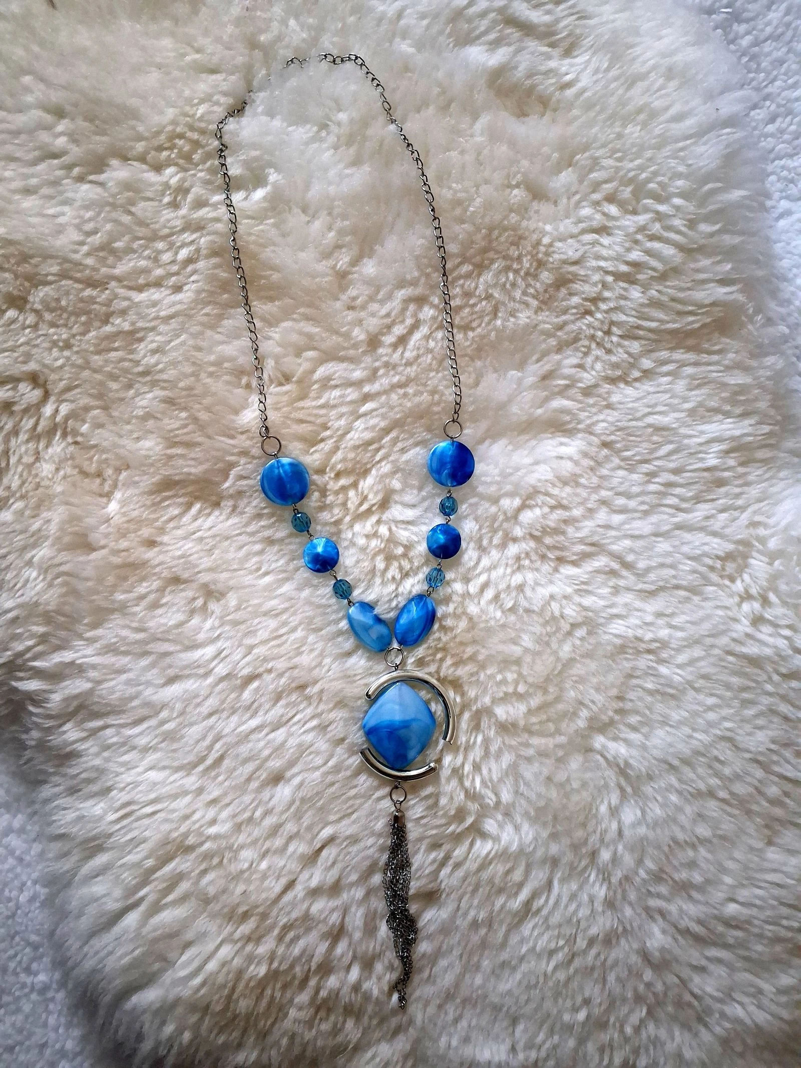 Joli collier long argenté et pierre bleu 